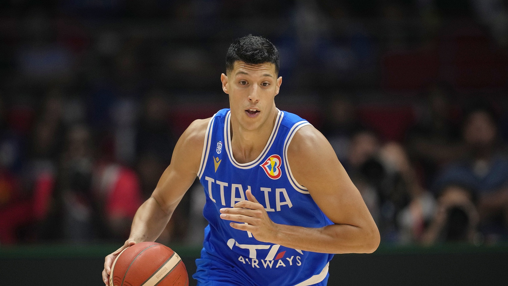 意大利队内唯一NBA球员丰泰基奥手感冰凉，11投1中仅得4分5板3断，曾连续10次出手未中