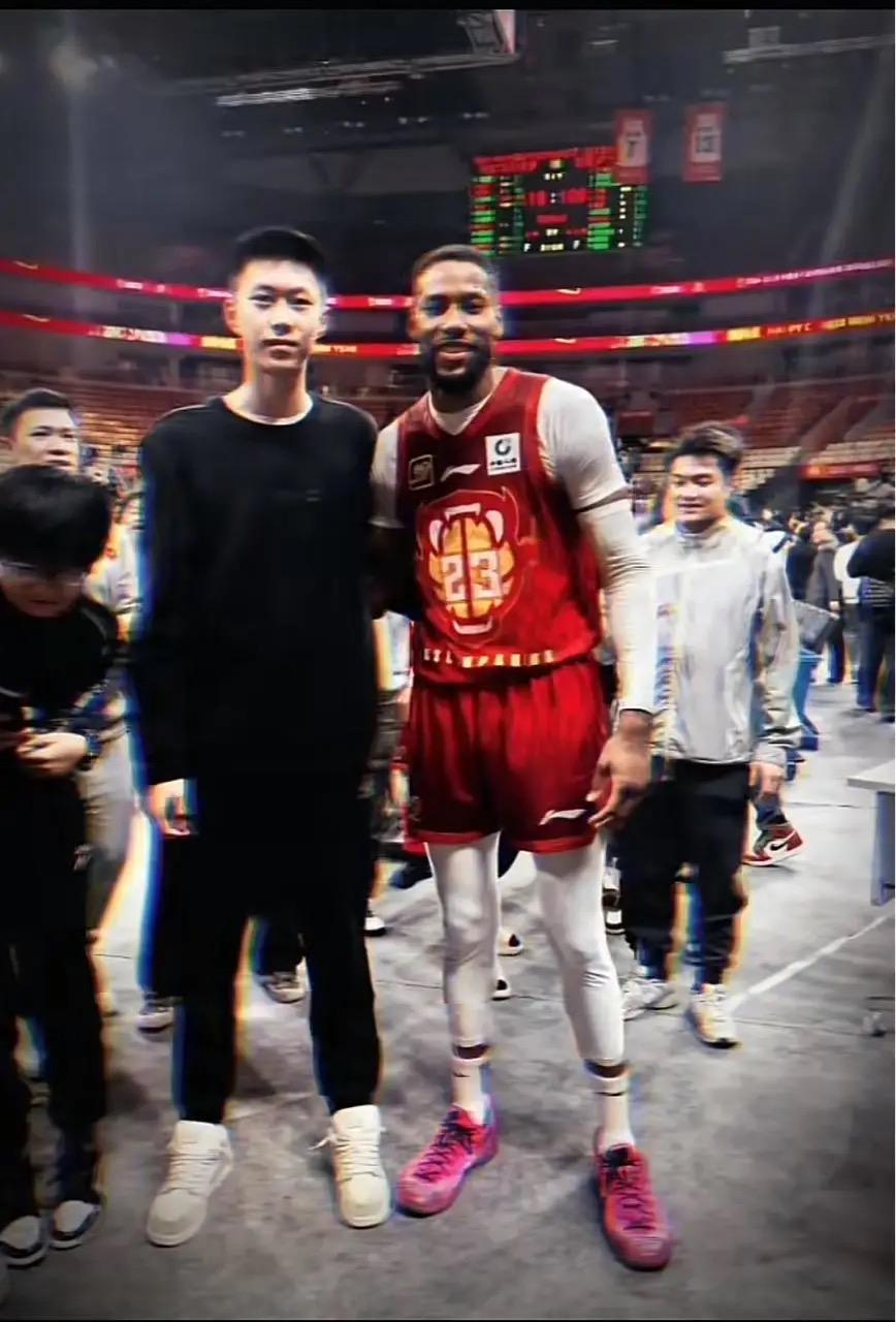 足球直播平台-宏远也疯狂！朱芳雨怒砸重金又签一人，15岁天才前锋正式加盟广东