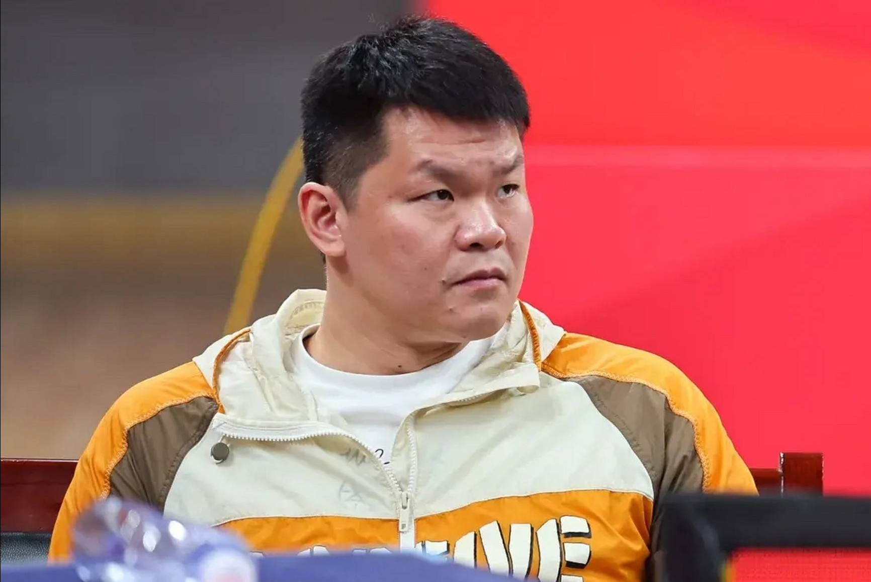 足球直播平台-宏远也疯狂！朱芳雨怒砸重金又签一人，15岁天才前锋正式加盟广东