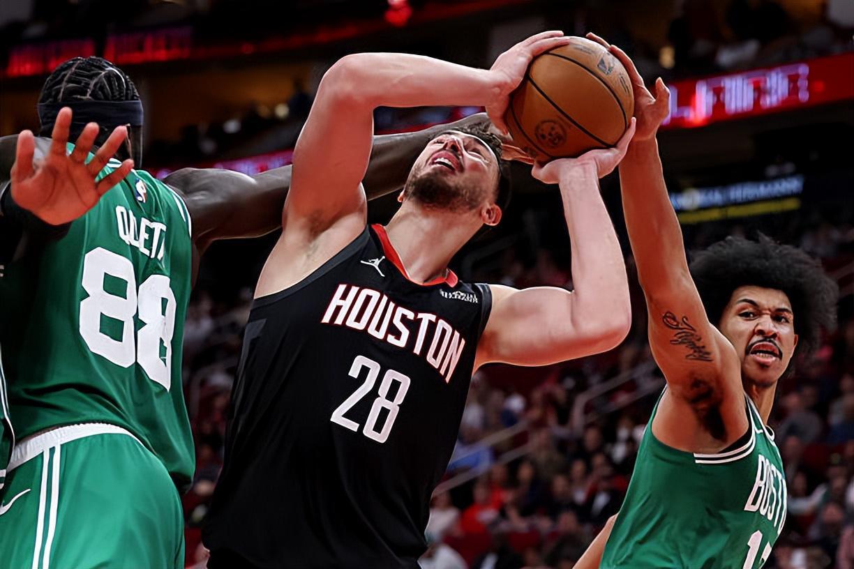 都这样了还不引进控卫?火箭还打算让内线支柱继续这样乱打?