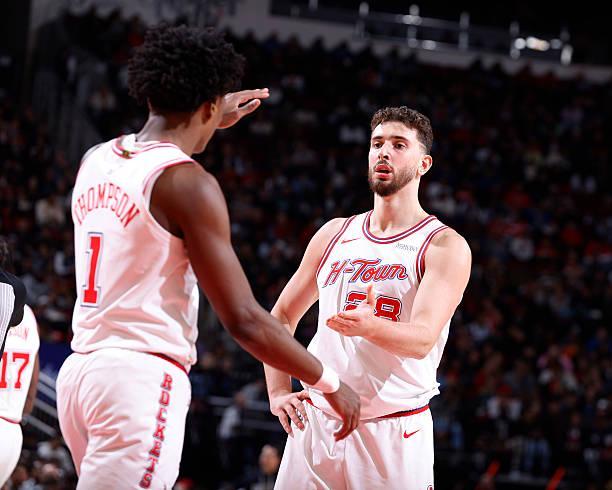 都这样了还不引进控卫?火箭还打算让内线支柱继续这样乱打?