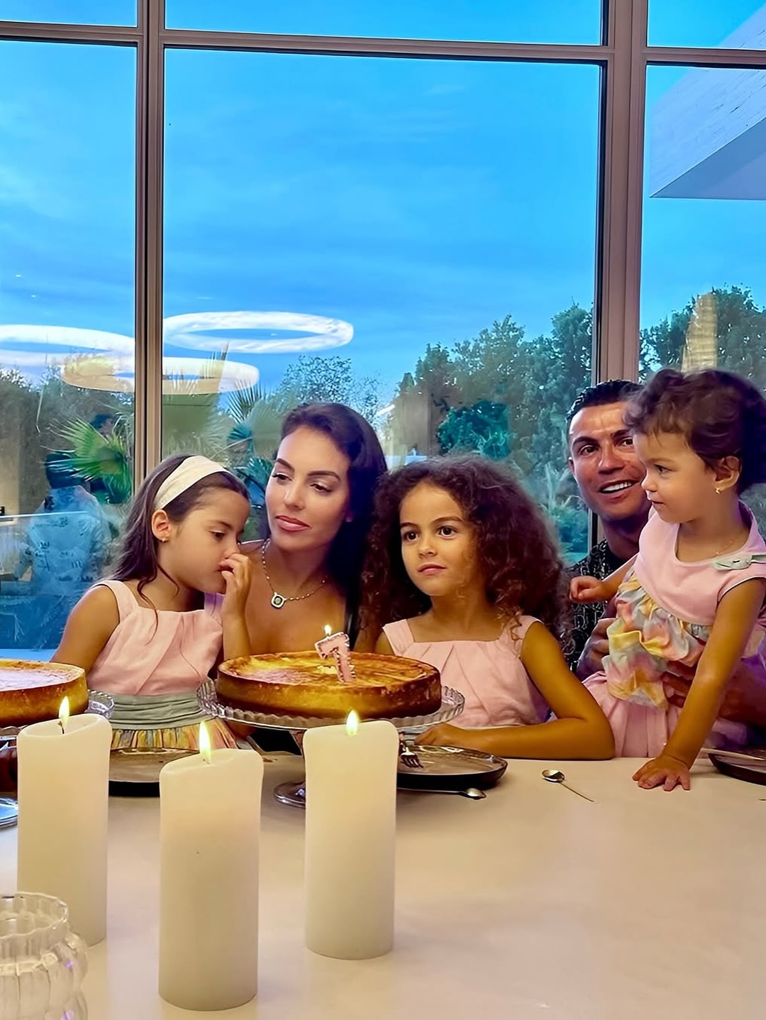 实时比分查询-C罗晒与乔治娜、女儿、妈妈、姐姐合照：被女强人包围，节日快乐