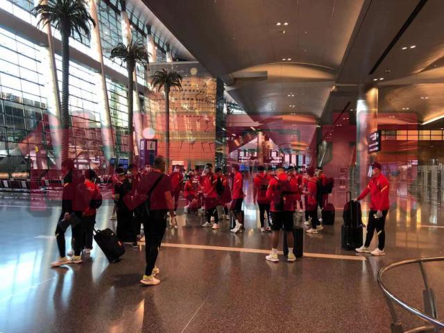 国足抵达多哈快速出关 降低风险到酒店后核酸检测