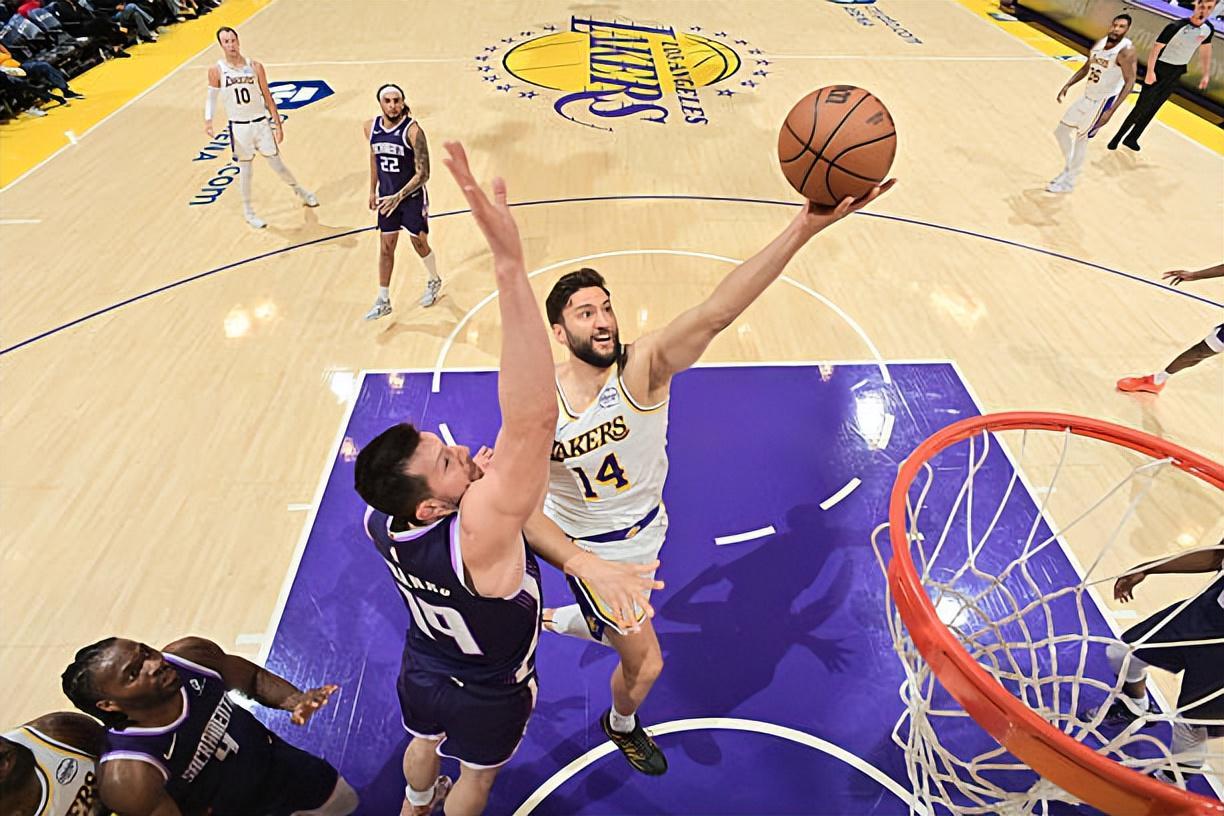 赛事数据分析-竟然还完成了一记爆扣，湖人替补内线也许偶尔能扮演奇兵的角色？